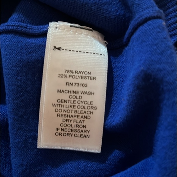 Cable & Gauge woman’s blue sweater with a peekaboo shoulder size large - Picture 5 of 5